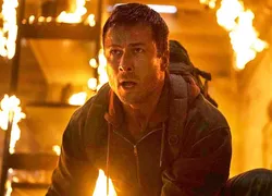 'O Sobrevivente': remake estrelado por Glen Powell chega aos cinemas