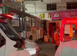 Ônibus bate em prédio e deixa 12 feridos em bairro de Salvador