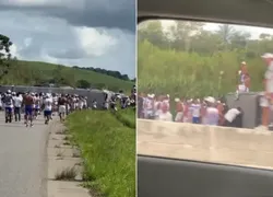 Ônibus que levava torcedores do Bahia para jogo tomba na BR-101