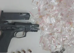 Polícia apreende arma de fogo e 400 porções de drogas em Salvador