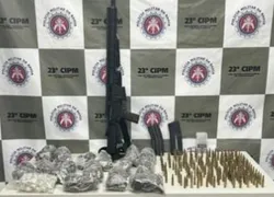 Polícia aprende fuzil, munições e drogas em Tancredo Neves