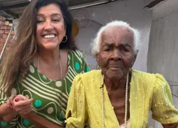 Regina Casé participa de festa de 100 anos em Salvador e se declara