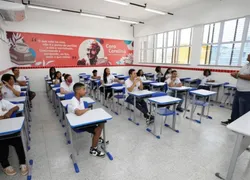 Servidores da Educação terão salário e 13º antecipados na Bahia