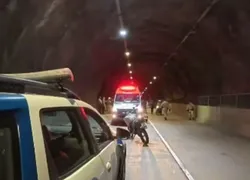 Três policiais militares sofrem acidente em túnel de Salvador