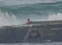 VÍDEO: homem se segura em pedras, mas é arrastado por ondas na Bahia