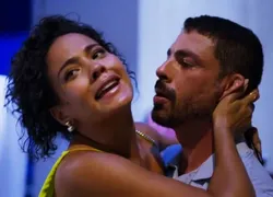 Vale Tudo: César cai na farra com Fátima após enterro de Odete Roitman