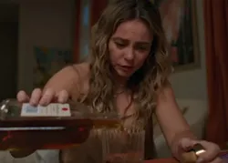 'Vale Tudo': Heleninha se afunda na bebida após decisão de Ivan