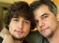 Wagner Moura faz rara aparição com filho e semelhança impressiona web