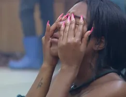 A Fazenda 17: Carol 'surta' e chora após ser exposta por Duda: 'Baixo'