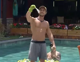 A Fazenda 17: camisinha causa briga generalizada e Mesquita se revolta