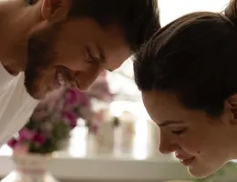 Camila Queiroz e Klebber Toledo anunciam nascimento da primeira filha