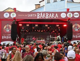 Multidão celebra Santa Bárbara com fé e devoção no Centro de Salvador
