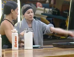 A Fazenda 17: Saory joga panela em briga com Tamires: 'Nojenta'