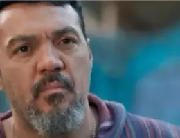 Belo 'ignora' Misael e surge com visual completamente diferente