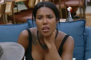 A Fazenda 17: Carol quebra protocolo e implora por emprego em emissora