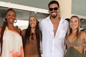 Aline e Vinícius minimizam polêmicas e posam com rivais do 'BBB 25'