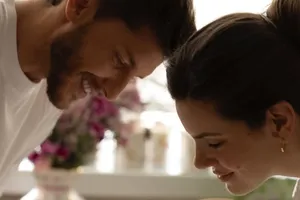 Camila Queiroz e Klebber Toledo anunciam nascimento da primeira filha