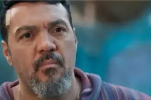 Belo 'ignora' Misael e surge com visual completamente diferente