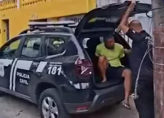 Homem com tornozeleira é preso suspeito de furtar turista em Salvador