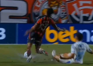 Jogador do Vitória sofre fratura grave em jogo; vídeo impressiona