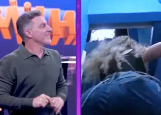 Luciano Huck fica sem graça após Lívia Andrade 'mostrar demais'