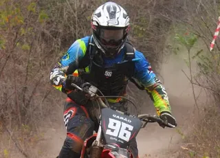 Motociclista morre após perder controle e bater em árvore na Bahia