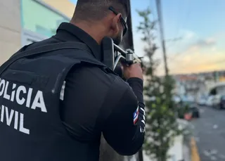 Mulher é presa por tráfico de drogas em Lauro de Freitas