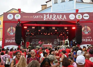 Multidão celebra Santa Bárbara com fé e devoção no Centro de Salvador