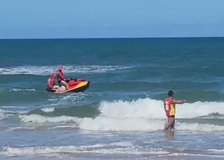 Quatro pessoas se afogam em praia na Bahia; uma está desaparecida