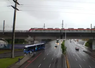 Trem do metrô fica parado em trilho após apresentar falha em Salvador