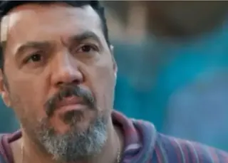 Belo 'ignora' Misael e surge com visual completamente diferente