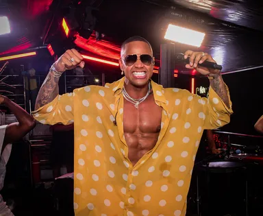 Carnatal 2025: bloco de Léo Santana enfrenta chuva e atraso