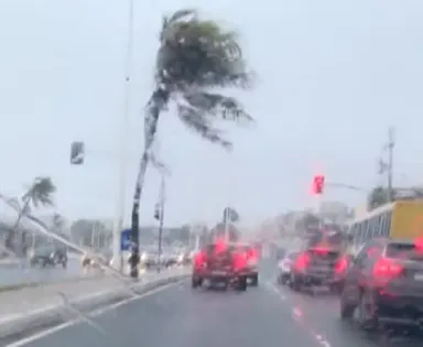 Chuva forte deixa mar agitado, provoca ventania e estragos na Bahia