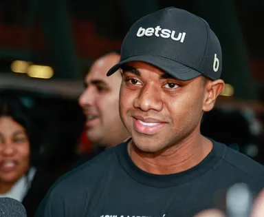 Davi Brito surge aos beijos com novo affair e causa alvoroço na web