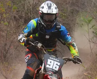 Motociclista morre após perder controle e bater em árvore na Bahia