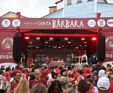 Multidão celebra Santa Bárbara com fé e devoção no Centro de Salvador
