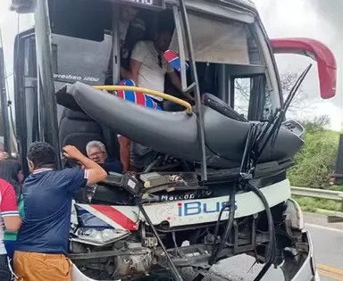 Ônibus com torcida do Fortaleza bate e deixa feridos na Bahia