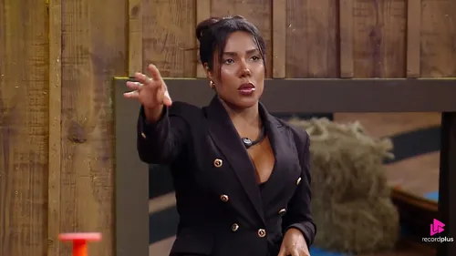 
					A Fazenda 17: Carol acusa Duda, Dudu joga repelente e barraco explode
				
				