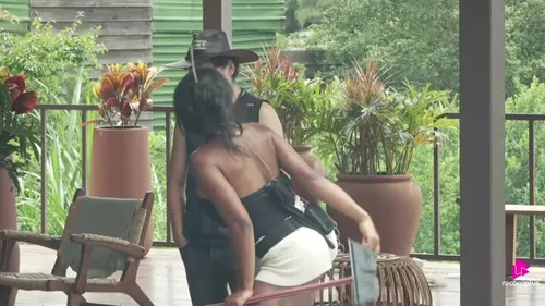 
					A Fazenda 17: Carol cola em Dudu e web aponta intervenção de Carelli
				
				