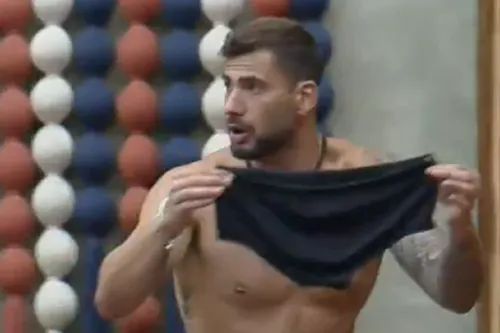 
					A Fazenda 17: Fernando briga com apresentadora e debocha de audiência
				
				