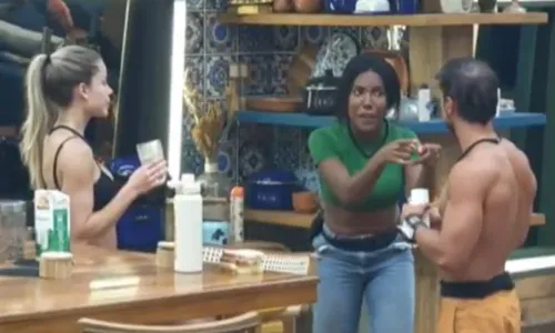 
					A Fazenda 17: Carol expõe tamanho de pênis de Mesquita: 'Meio quilo'
				
				