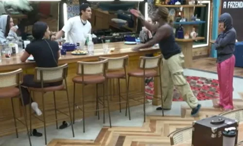 
					A Fazenda 17: Shia usa partes íntimas em briga explosiva com Will
				
				