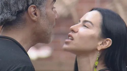 
					A Fazenda: Dudu Camargo arma cilada e faz barraqueiros caírem em briga
				
				