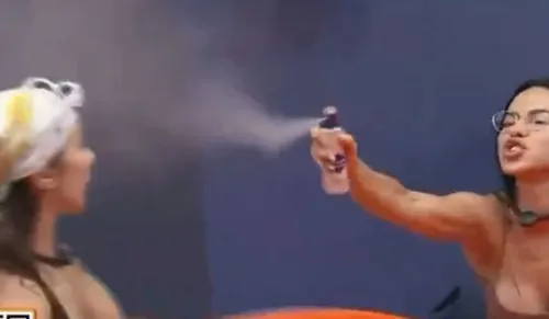 
					A Fazenda: equipe de Martina diz que peoa pode ficar cega após briga
				
				