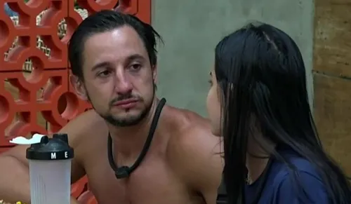 
					A Fazenda: Mesquita repreende Duda por roupa e web reage: 'Escroto'
				
				