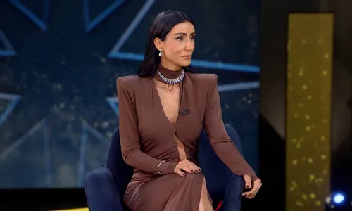 
					A Fazenda 17: Michelle Barros chora ao ganhar presente de Shia
				
				