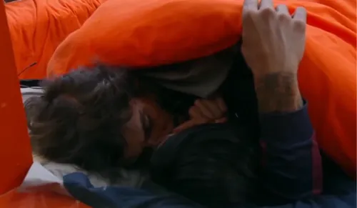 
					A Fazenda 17: Michelle e Shia não resistem e dão primeiro beijo
				
				