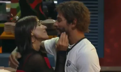 
					A Fazenda 17: Michelle e Shia viram chacota após beijo: 'Casal -20'
				
				