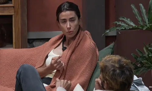 
					A Fazenda 17: Michelle se revolta contra Carol e Shia 'compra' briga
				
				