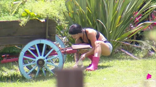 
					A Fazenda 17: Rayane e Saory trocam ofensas sobre aparência: 'Leitoa'
				
				